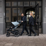 Hyr barnvagnen Thule Urban Glide med 4 hjul av Parently