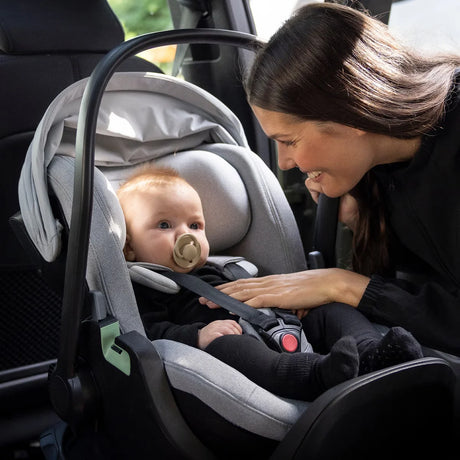 Hyr babyskyddet Thule Maple med spädbarnsinlägg för nyfödda bebisar av Parently