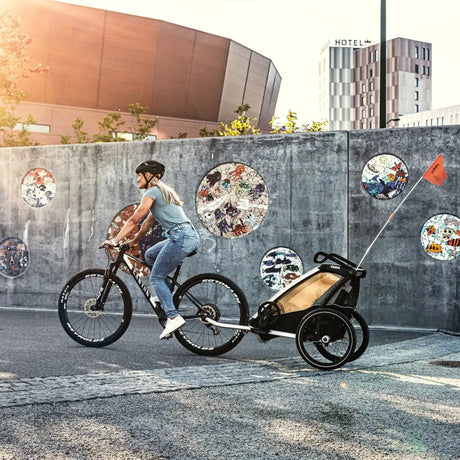 Hyr cykelvagnen Thule Chariot Lite Dubbel av Parently för upp till två barn